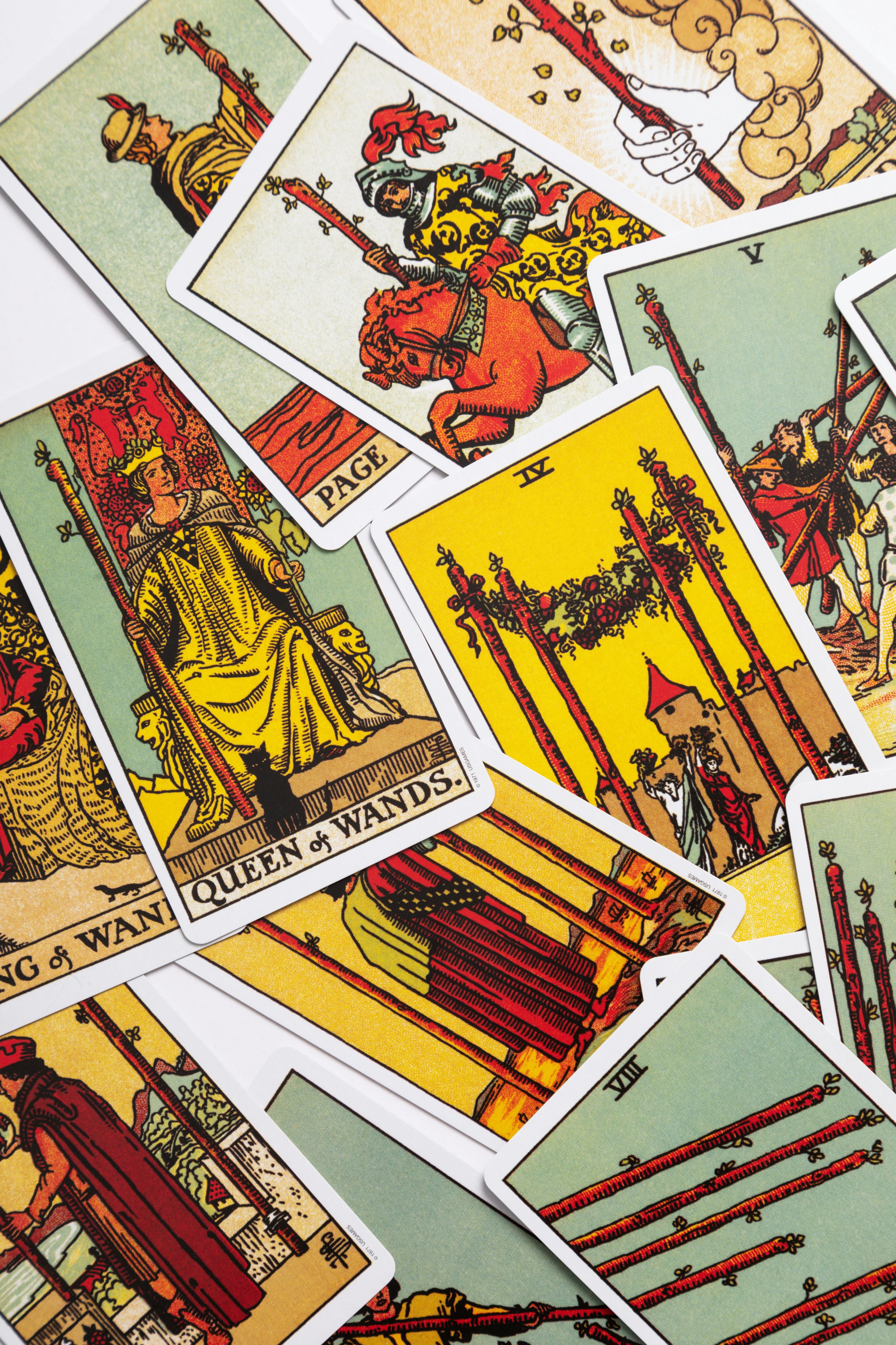 Tarot Değnekler (Asalar) Serisi: Ateşin Kıvılcımı, Aksiyonun ve Yaratıcılığın Kozmik Gücü