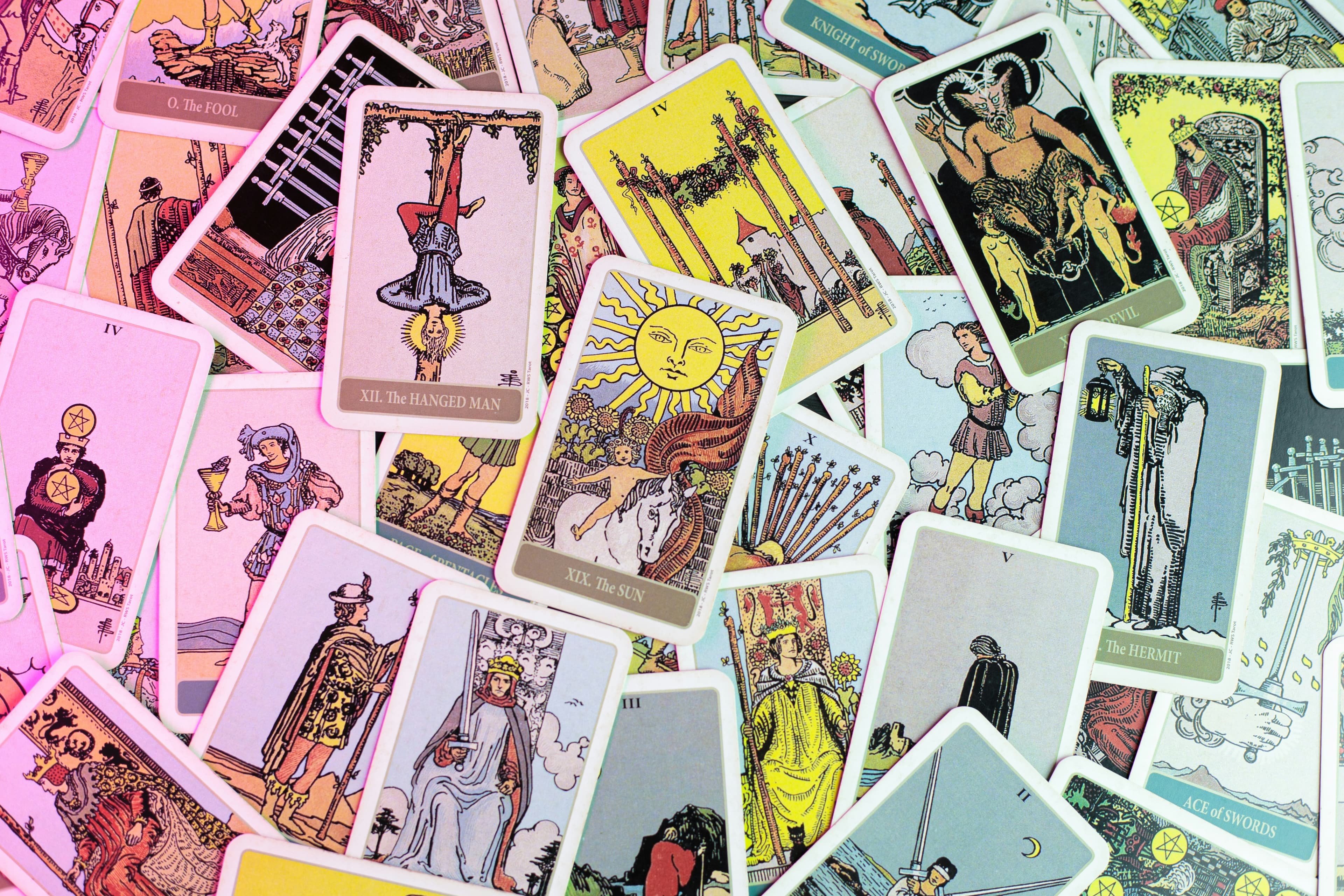 Doğru Desteyi Seçmek: Ruhunuzun Frekansına Uygun Tarot Kartını Bulma Rehberi
