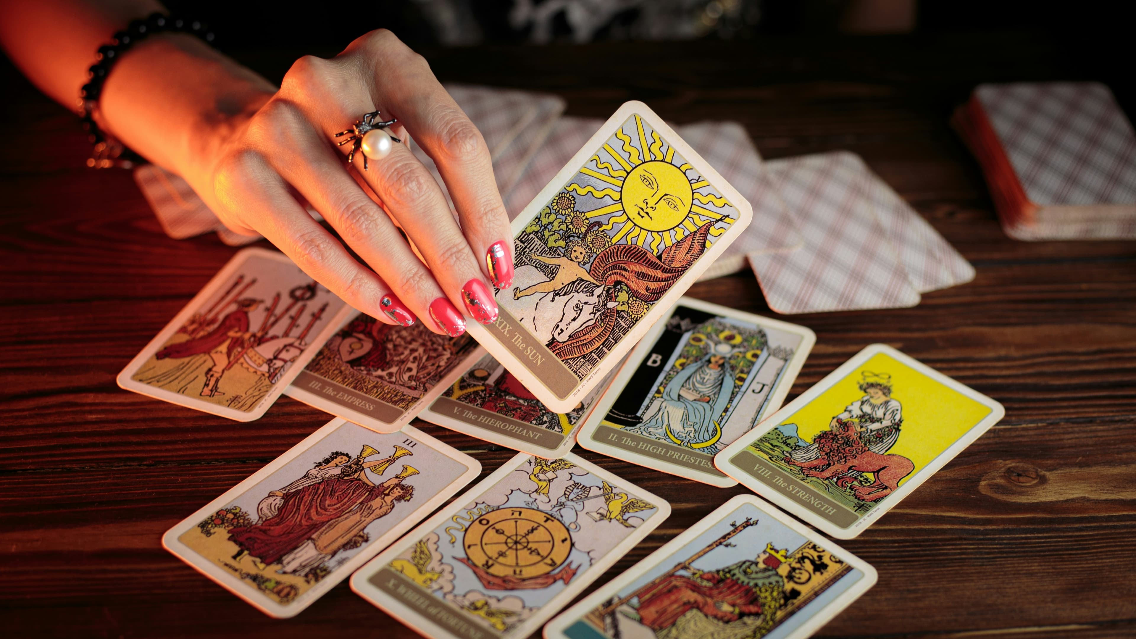 Bilinçaltının Aynasını Aralamak: Adım Adım Tarot Açılımı ve İlk Rehberlik Sanatı