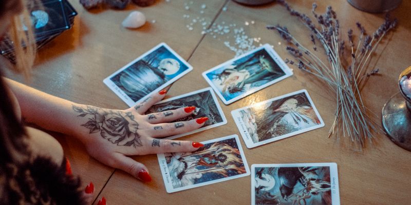 Tarot'ta Ters Kartlar: Korkulacak Bir Şey mi?